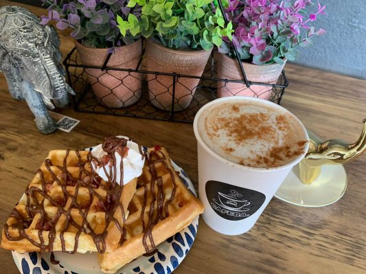 Café Acapulco Caféba coffee and waffle dessert
