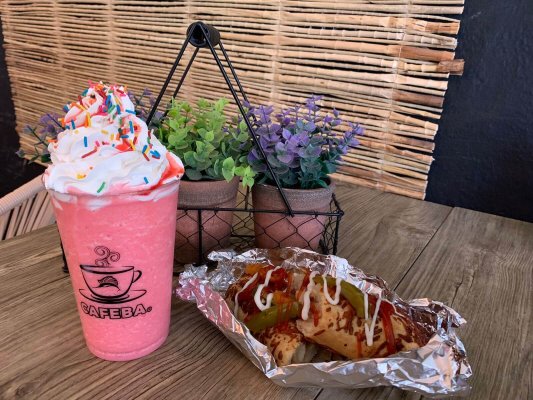 Café Acapulco Caféba frapaccino and pastry